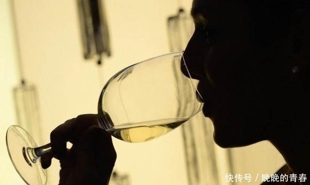  [用桑葚干]白酒最 怕的解 药，每家每户都有，吃一口，喝 倒全村唯你独醒