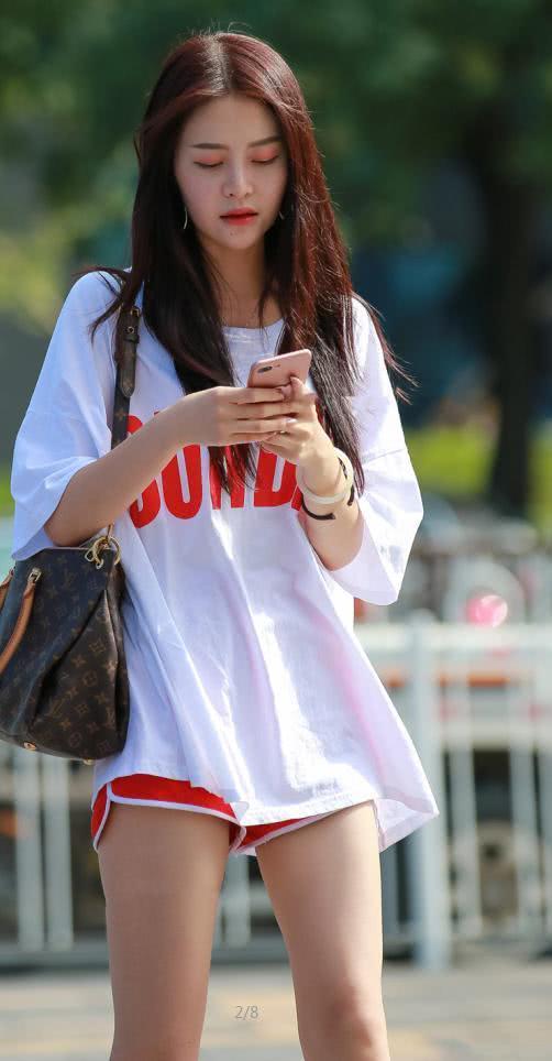 肤白貌美清纯小美女，红色小热裤显完美身材，网友道：别一直看手