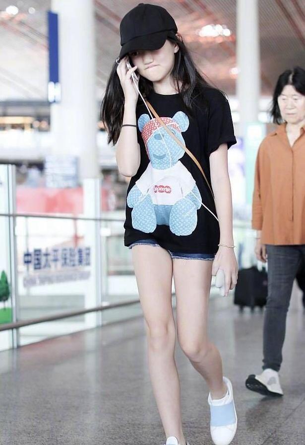 李亚鹏携女儿现身机场, 李嫣大长腿亮了, 难怪能去时装周走秀!