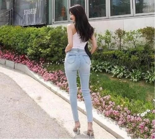 气质女神穿紧身牛仔裤，魅力无限！