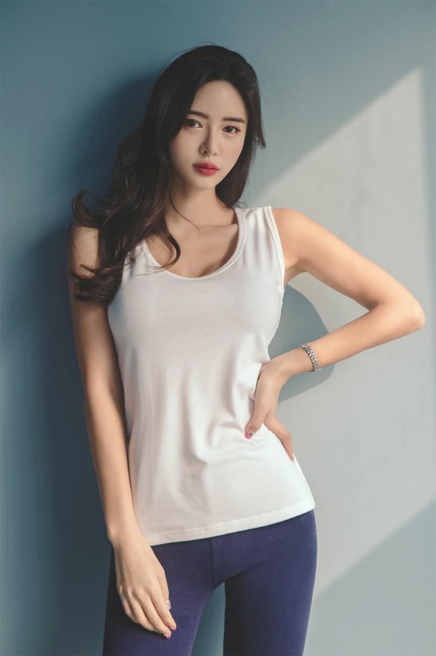 韩国美女身材高瘦长腿惹火，拍清新写真尽显性感曲线！