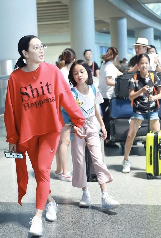 「 看起来十」大红色长袖搭配同色系紧身裤,身材凹凸感十足,钟丽缇真的太敢穿