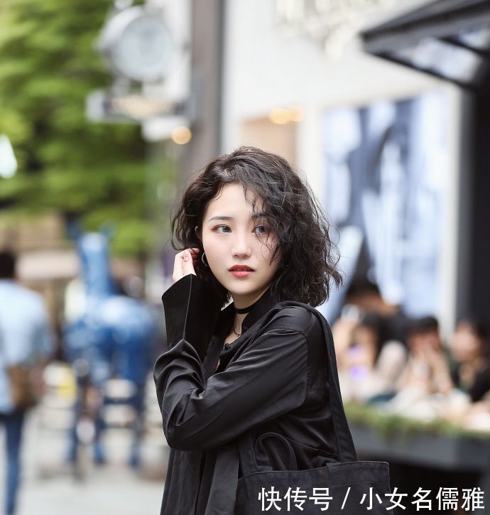 路人街拍清秀可爱的两位小姐姐，修长美腿和水嫩肌肤很诱人