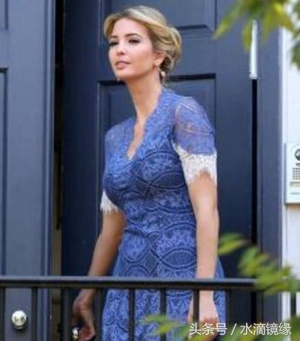 37岁的伊万卡坐姿很霸气，内在气质自然展现