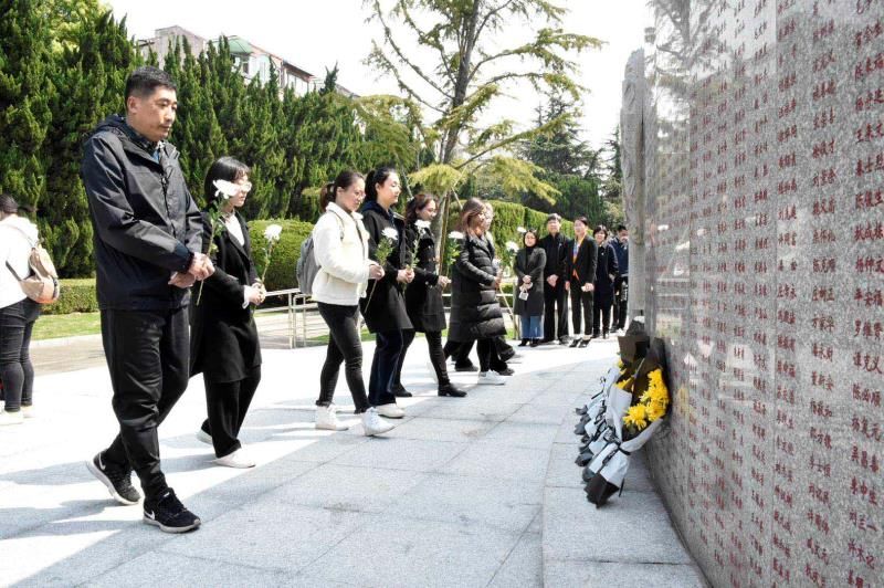  『纪念馆』上海解放纪念馆前，300余人颔首默哀