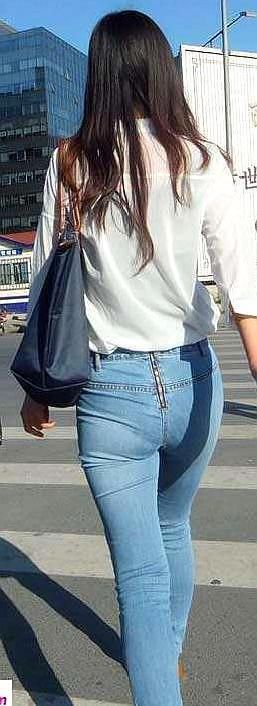 牛仔裤是逛街休闲美女妹子们，最常搭配的时尚穿搭