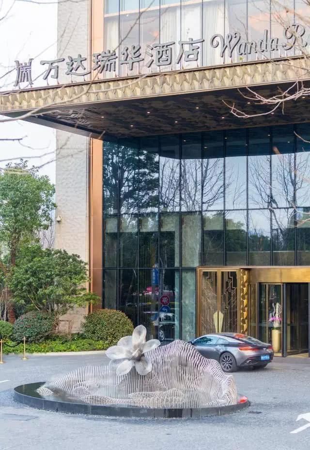 亚洲首富王健林豪掷30多亿造的网红酒店，住一次是什么体验？