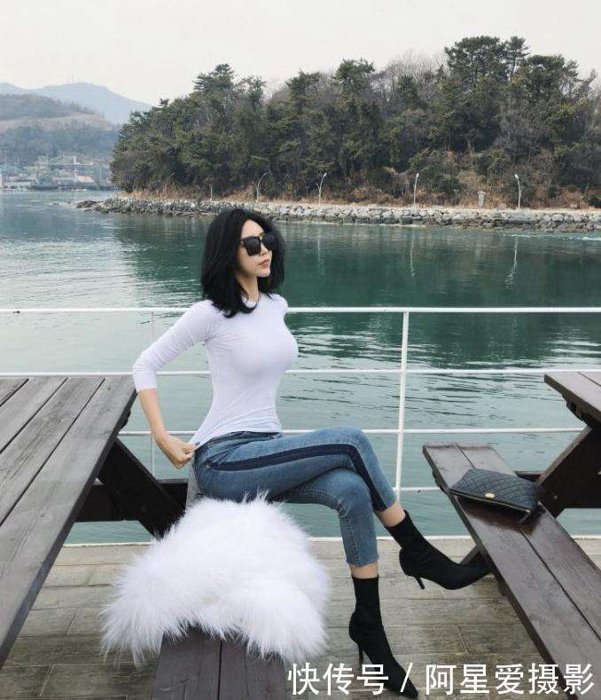 街拍：风景虽好人更美, 美女穿搭休闲, 窈窕身材更引人注目欣赏