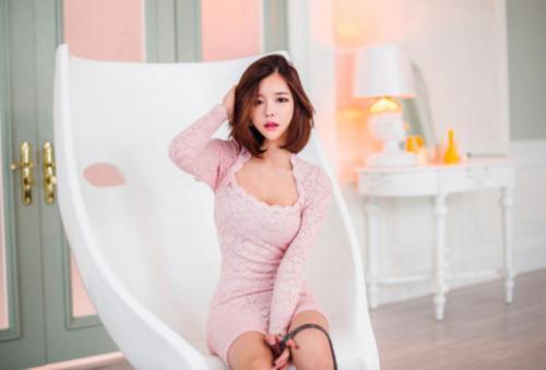 天生丽质的紧身裙美女，秀出漂亮的姿态，尽显曼妙曲线！