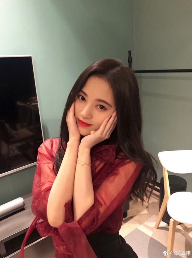 鞠婧祎的颜值暴击,身材暴击,你更喜欢哪个?