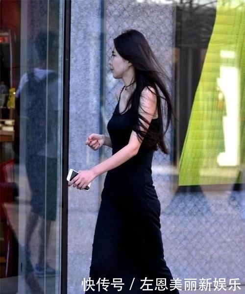  【展现】吊带连衣长裙，不用高跟鞋，依旧可以很好的展现姑娘的身材