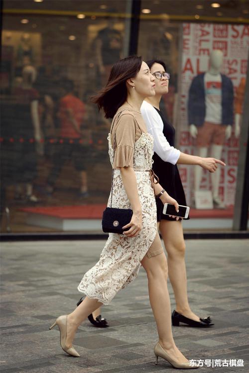 穿高跟鞋的女人最美，最喜欢图六姐姐的荷叶边包臀裙搭配