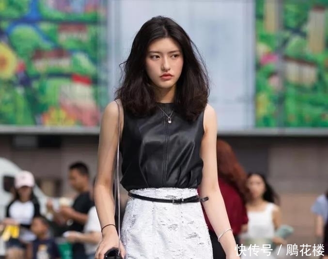 拥有:街拍:拥有独特气质的女子,穿搭时尚,彰显迷人女性之美