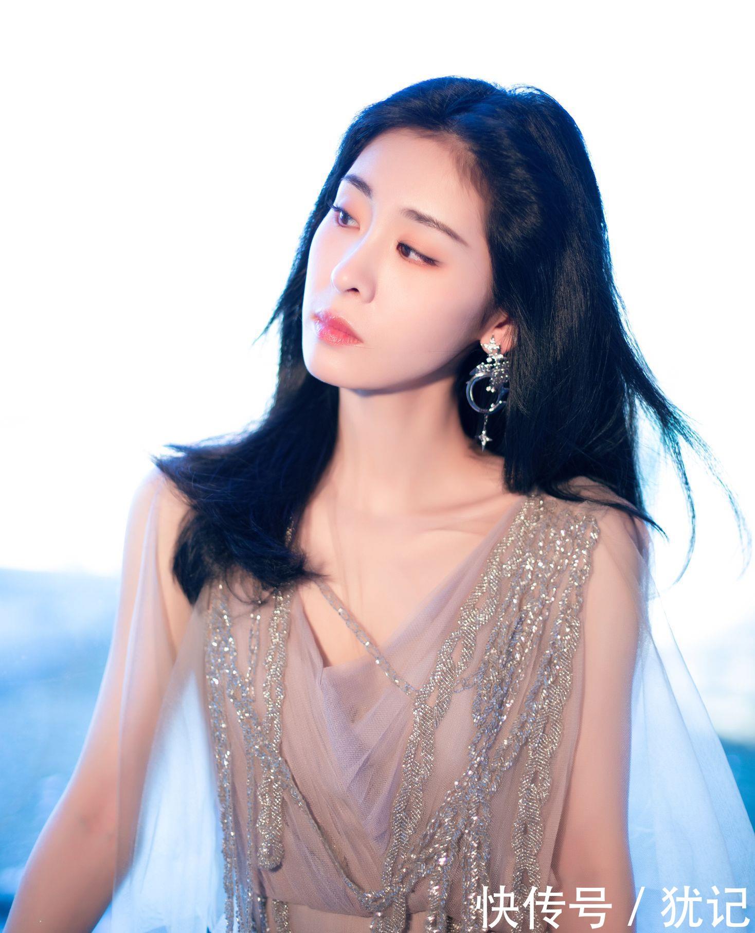 「女王」今解析的时尚跨界女王一点美,确定过眼神,是张碧晨
