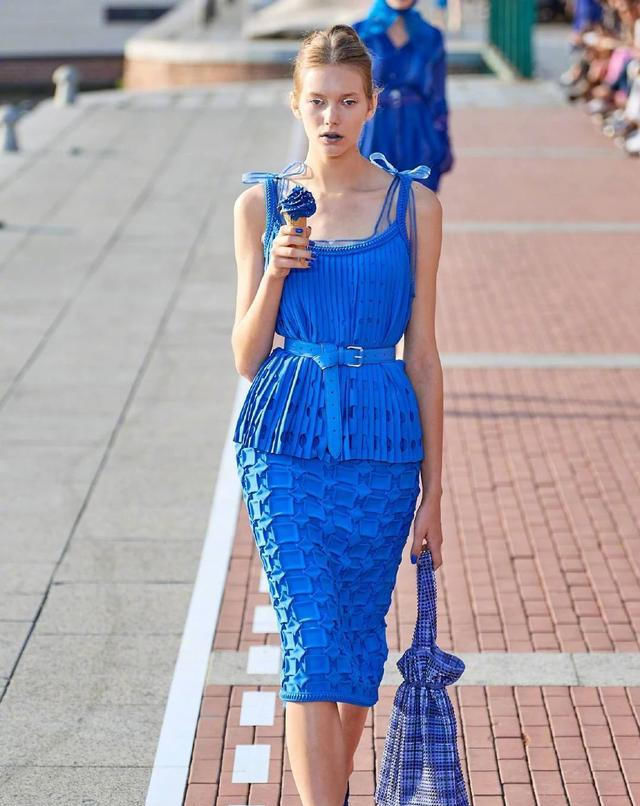 『连身裙』女人35岁,建议春夏多穿这浅黄色裙装搭牛仔外套,洋气减龄还不贵...