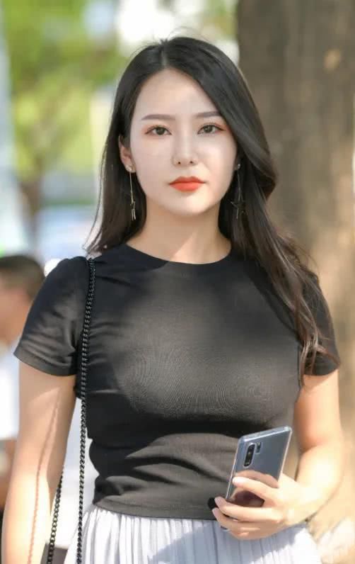  气质|中年女性也能非常精致，一身T恤＋纱裙，尽显优雅从容的气质