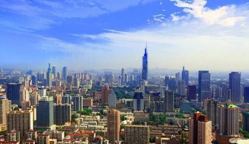 江苏发展最迅猛的城市，经济排名全省第一，吸引众多年轻人驻足