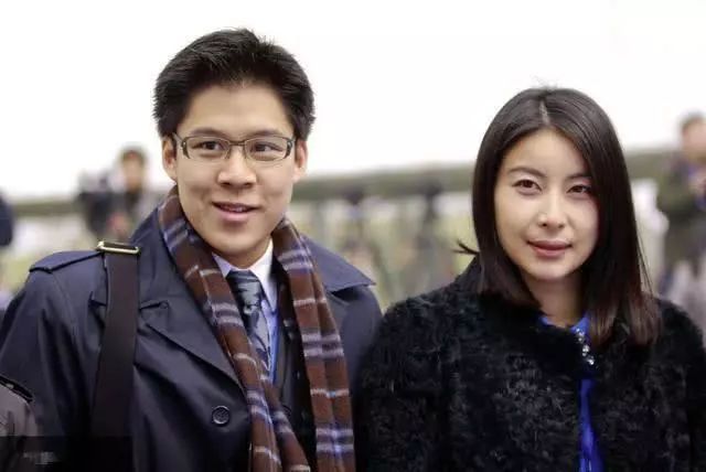 『偶遇』郭晶晶逛平价食阁被偶遇，素颜合影没架子，被赞最接地气豪门阔太