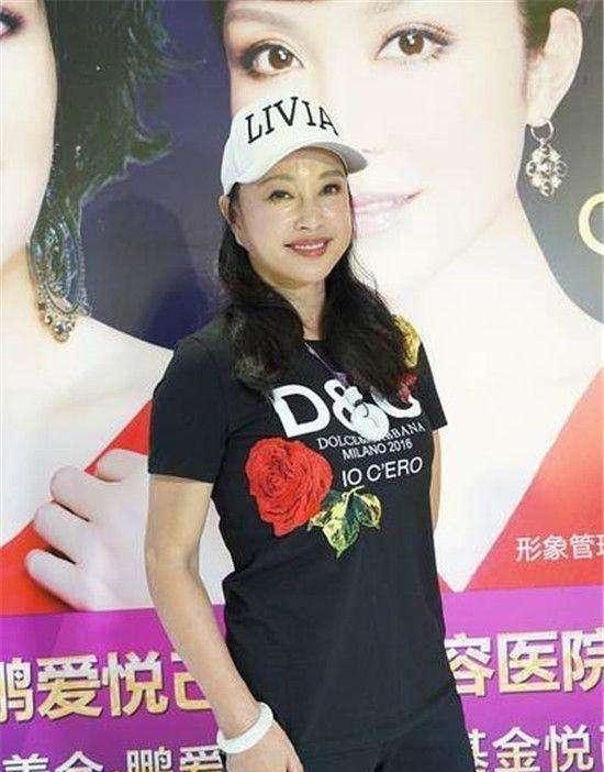 #显得#刘晓庆别装年轻了,脖子上的皱纹真藏不住,怎么看都是老年人!