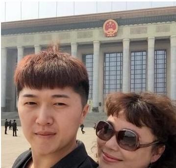  [微商]李菁菁: 第一任闪婚, 第二任小15岁, 与第三任小25岁男友转战微商