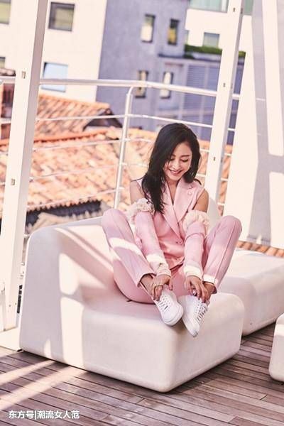 27岁张天爱与30岁刘亦菲，同穿粉色西装，竟一个总裁一个助理