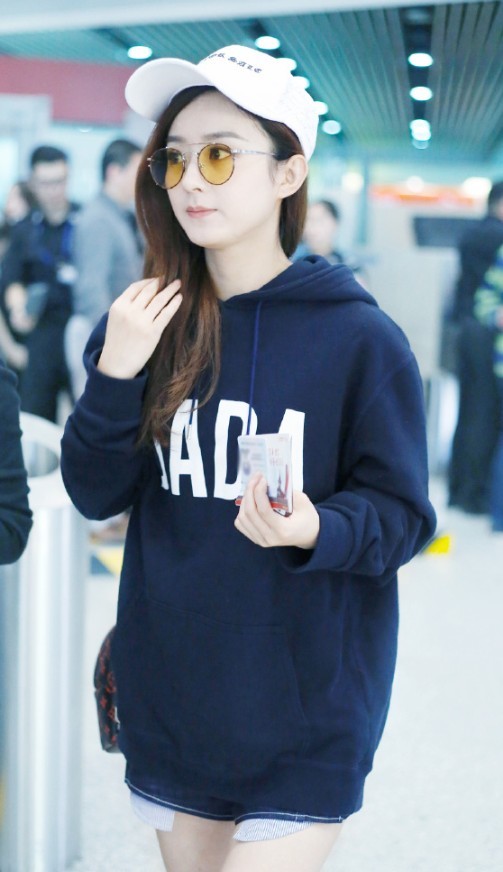 赵丽颖也开始玩下衣失踪,就看见两张“纸”,这搭法简直太6了