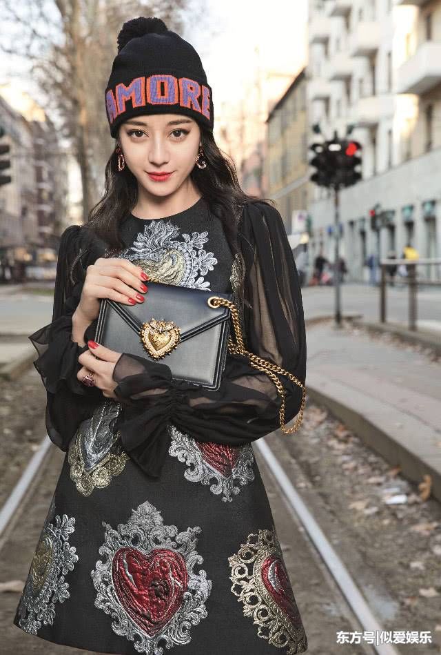 她颜值不输关晓彤,新剧上线却被吐槽像弱智,穿搭时尚靓丽!