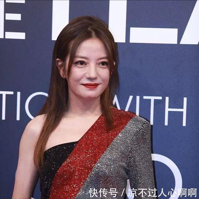 赵薇也老了 出席节目只能用用墨镜掩饰粉底都遮不住的眼袋!