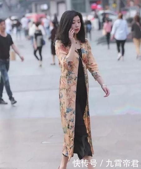  『优雅』街拍：雪肤花貌的小姐姐，一条黑色的吊带连衣裙，时尚优雅女人味
