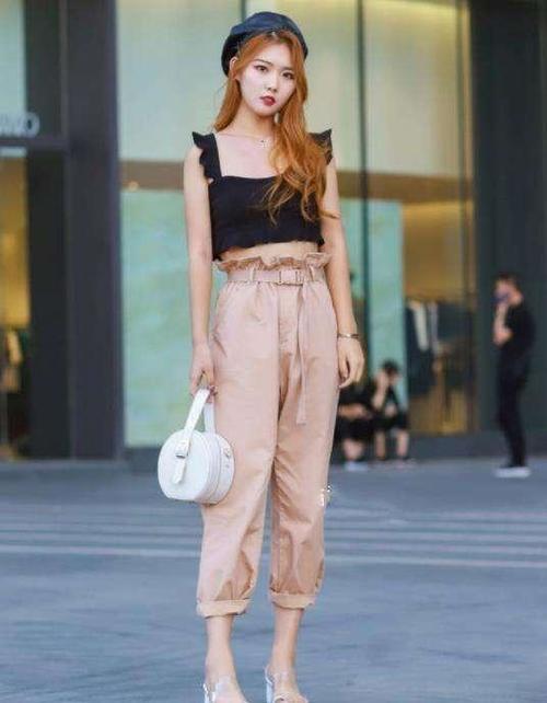 街拍：模特身材和颜值的小姐姐，有着完美的身材曲线和精致的容颜