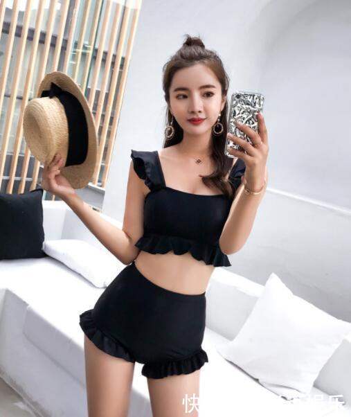 平胸的美女搭配此款泳衣, 保守中透露着小性感, 特别的养眼!