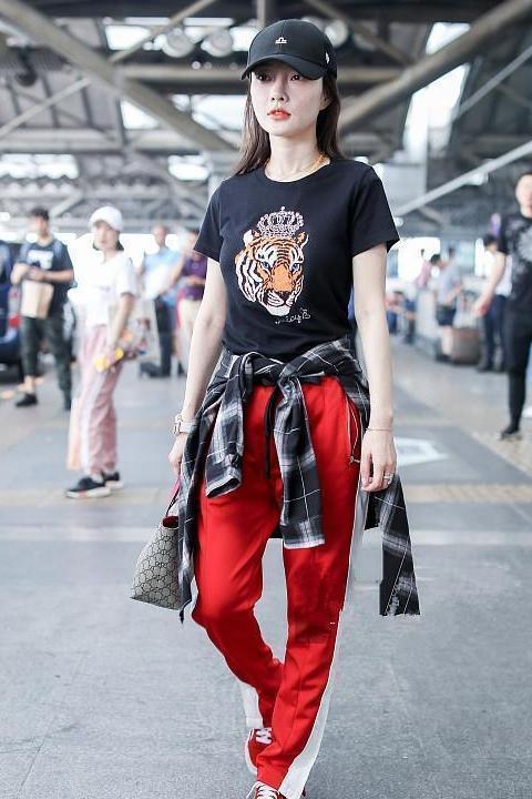 李小璐居然在T恤上绑个衣服, 腰都遮没了, 网友: 辣妈也疯狂