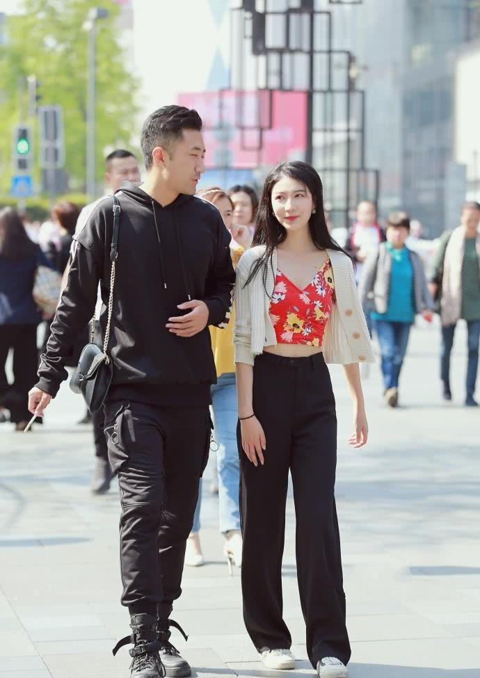 街拍：穿着时尚黄金比例身材的小姐姐，美丽时尚性感大方！