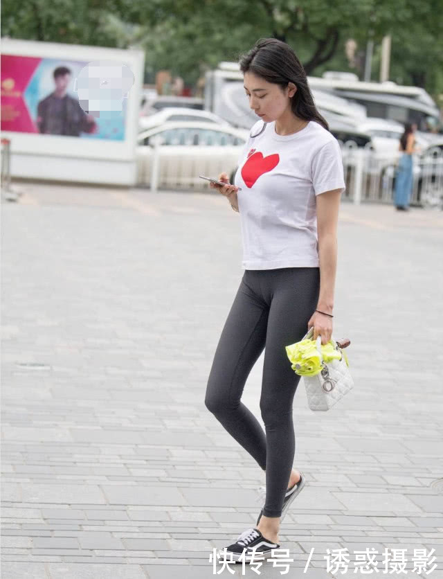 姐姐白色T恤衬托清正纯洁的气质，弹力紧身裤穿出完美筷子腿
