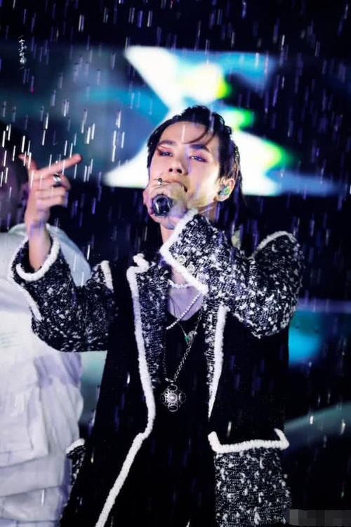 王一博水中唱跳图片