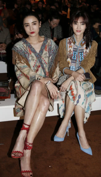 素颜女神王丽坤撞上小宋佳,瞬间破功,网友:宋佳的气场太强大!