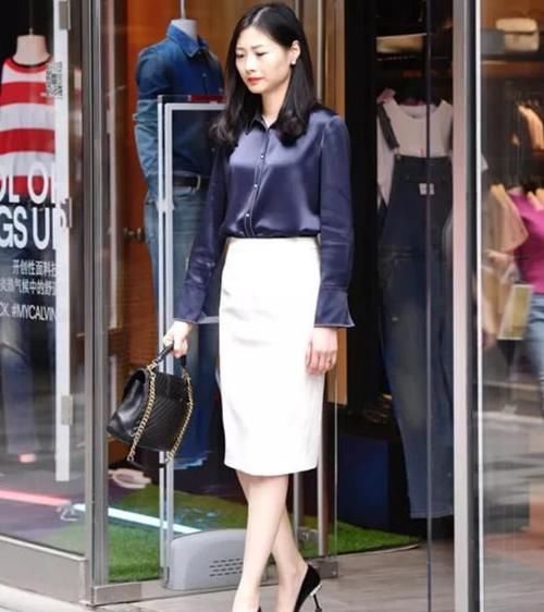  「休闲裤」街拍：软玉温香的美女，一件墨绿色上衣配休闲裤，时尚魅力十足