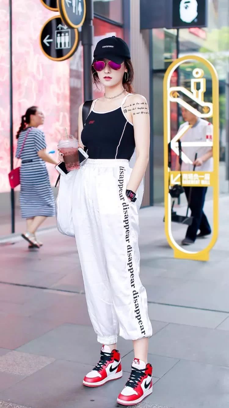 街拍：女人露肩有多性感，看她们我沉醉了