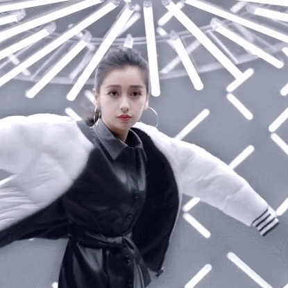 杨颖这身衣服从前面看平平无奇,但她转身的瞬间,网友们都愣住了