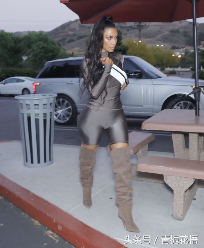 卡戴珊在洛杉矶出街，性感火辣身材让人羡慕，这衣服肯定是定制的