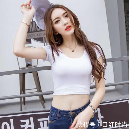 性感小姐姐身穿紧身T恤！尽显完美好身姿！