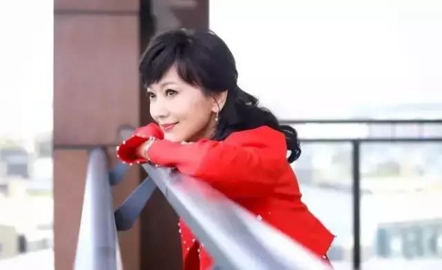 赵雅芝真敢穿！碎花裙配恨天高，网友：活力的像个20岁少女！