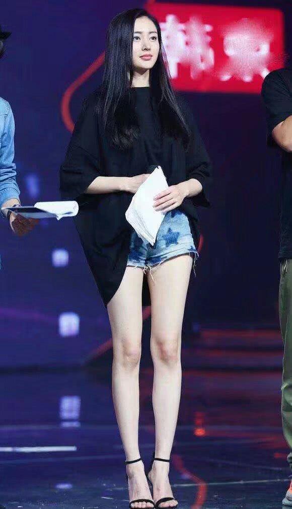 牛仔裤勾勒出美女完美身材，让你瞬间仙气十足