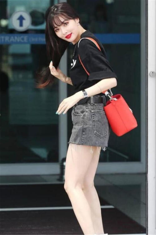 韩国女星金泫雅胆子不小，没想到竟把纸杯当鞋跟，就不怕踩碎了？