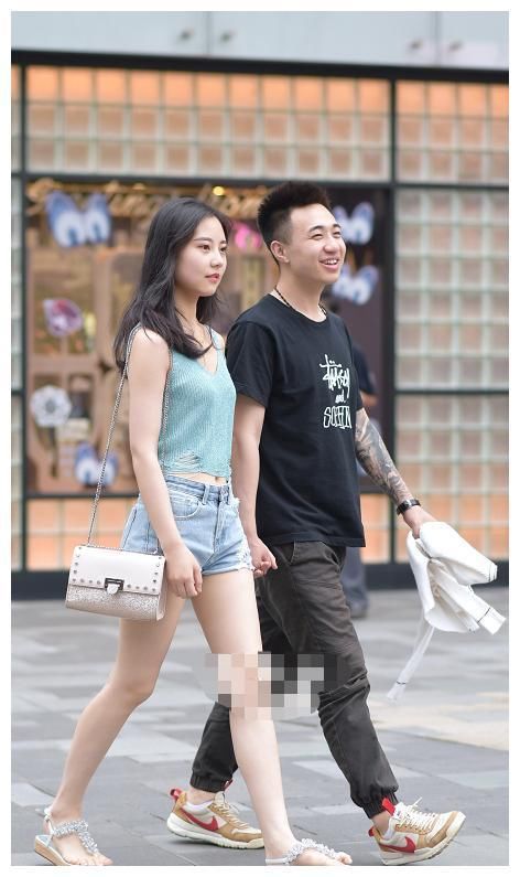 街拍：图六穿薄纱抹胸裙，胸前“长耳朵”真是太吸睛！