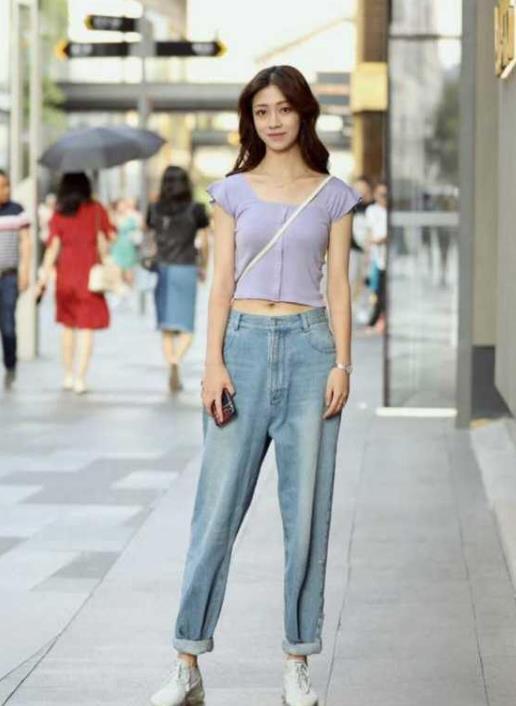 「蓝色」街拍:气质高雅的美女,一条蓝色连衣裙,尽显曼妙好身姿
