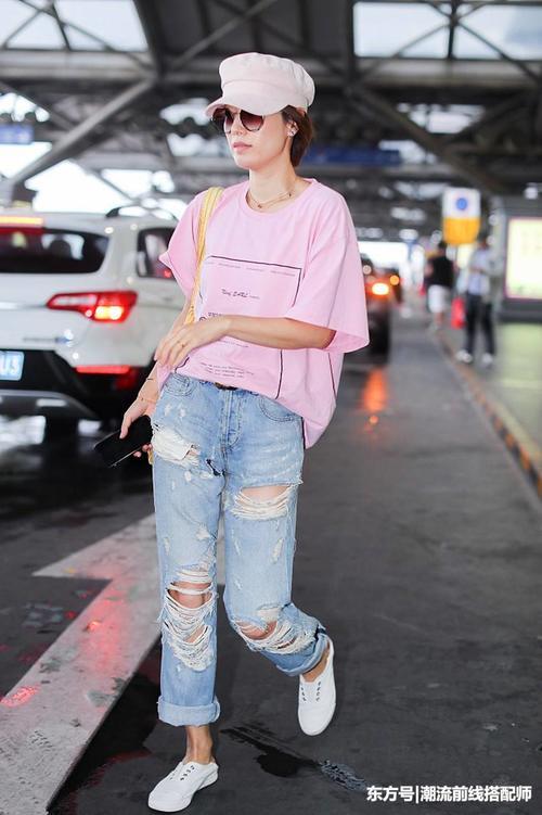 马伊琍难得穿时髦了一回，粉T恤搭破洞裤，网友:只有24岁吧