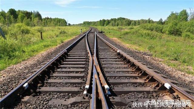 中国最尴尬铁路，两城相差100公里，火车却绕了1000公里！