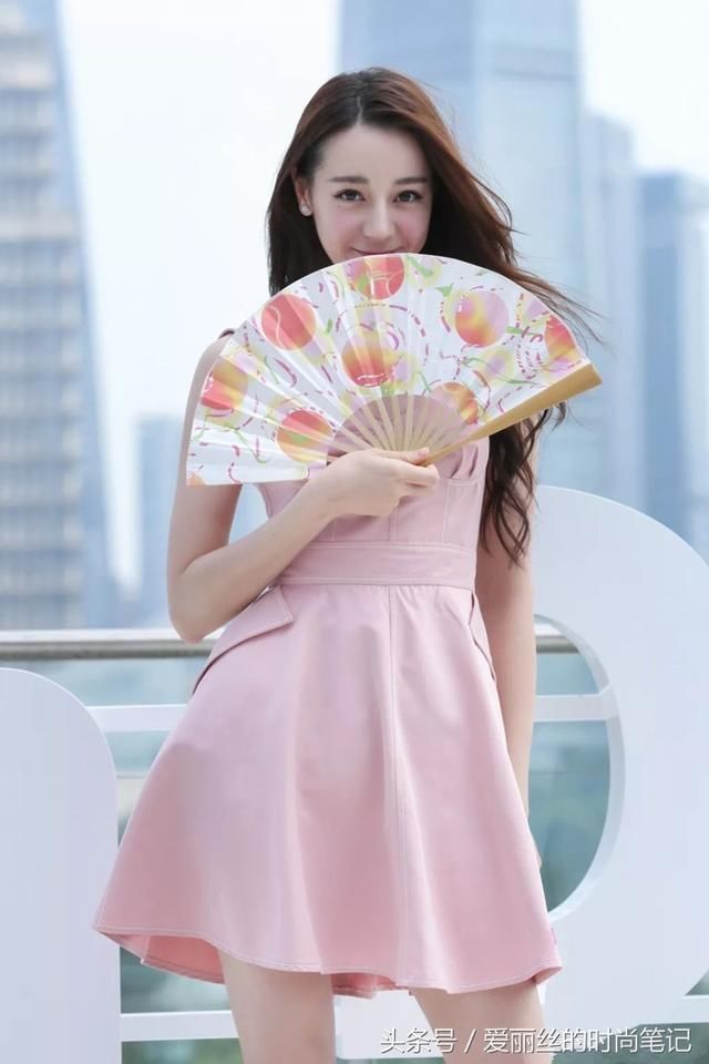 迪丽热巴穿粉色短裙现身，以后谁还敢穿这衣服？随便扭一扭都要命