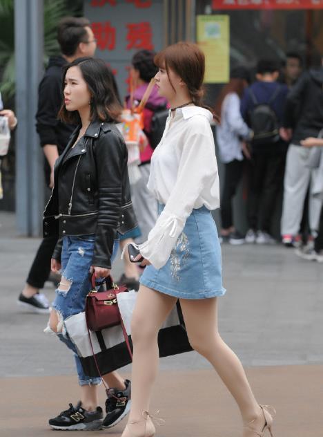 美女:街拍:精致美女翩若惊鸿,甜美温婉的灵动,尽情绽放女神魅力!